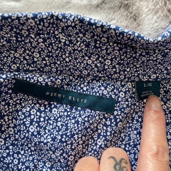 Perry Ellis Blue and White Floral Men’s Long Sleeved button down shirt size Lrg - Picture 3 of 7